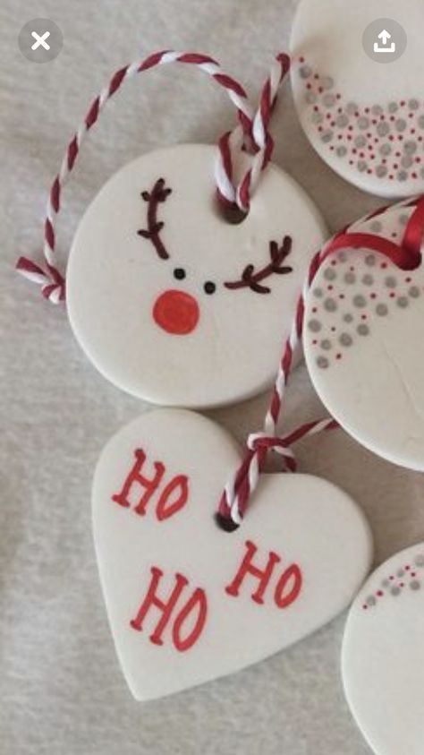 Christmas Ornaments Ceramic Ideas, Airclay Ideas Christmas, Clay Xmas Decorations Diy, Christmas Diy Preschool, Homemade Clay Christmas Decorations, Diy Clay Crafts Christmas, Air Dry Clay Christmas Decorations Kids, Christmas Clay Ideas For Kids, Christmas Airdry Clay Ornaments