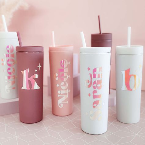 Names On Cups, Personalized Souvenirs, Spa Day Gift, Tumblers Ideas, Tumbler Cups Personalized, Hoodies For Girls, Cups Ideas, Custom Travel Mugs, Engraved Tumblers