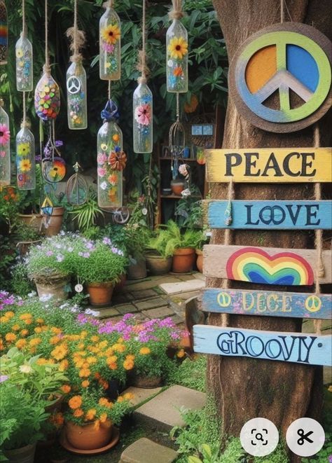 Diy Tree Decor Outdoor, Diy Wind Chimes Ideas, Creative Yard Ideas, Bohemian Crafts Diy, Garden Door Ideas, Boho Patio Ideas Outdoor Spaces, Diy Hippie Decor, Bohemian Garden Ideas, Hippie Backyard