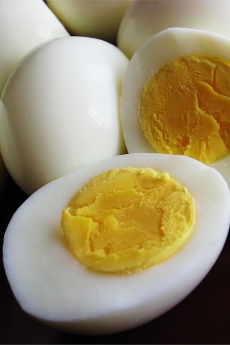 Ken's Perfect Hard Boiled Egg (And I Mean Perfect) | "Wow! I've been cooking for over 50 years and finally today I made perfect boiled eggs for deviling." #easter #easterrecipes #eastermenuideas #hardboiledeggs Easy Peel Eggs, Easy Hard Boiled Eggs, Perfect Boiled Egg, Hard Boiled Egg Recipes, Peeling Hard Boiled Eggs, Making Hard Boiled Eggs, Perfect Hard Boiled Eggs, Hard Boiled Egg, Overnight Oat