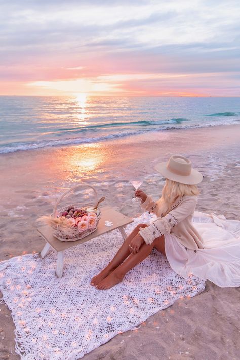 Ways To Be Healthier, Picnic Inspiration, Fancy Cocktails, Picnic Date, Beach Photography Poses, Beach Birthday, Birthday Pictures, Beach Photoshoot, Beach Picnic