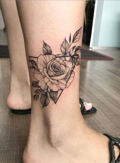 Cloud Tattoos, Tiny Foot Tattoos, Tattoo Art Design, First Time Tattoos, Henne Tattoo, Tattoo Foot, Tattoo Beautiful, White Tattoos, Rose Tattoos For Men