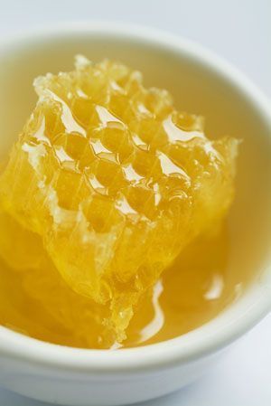 Honeycombs: How to Eat Honeycomb Honey Benefits, Lemon Benefits, Coconut Health Benefits, Greek Cooking, Honey Recipes, Raw Honey, Milk And Honey, Honeycomb, Comb