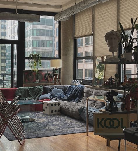 Loft Apartment Aesthetic Cozy, Chicago Loft Apartment, Loft Apartment Aesthetic, New Yorker Loft, Chicago Condo, Downtown Loft, Artistic Room, Conversation Pit, Togo Sofa