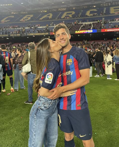 Coral Simanovich and Sergi Roberto Makeup Looks Taylor Swift, Senior Prom Captions, Senior Prom Captions For Instagram, Prom Captions For Instagram, Football Player Girlfriend, Wags Soccer, Cute Soccer Couples, Profile Tiktok, Football Relationship