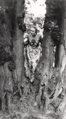 Edith Sitwell - exuding that Beatonesque haze of timelessness that few can match by Cecil Beaton Edith Sitwell, Demon Eyes, English Fashion, Cecil Beaton, Dramatic Style, Foto Art, Sleeping Beauty, Painter, Trees