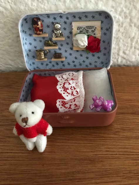 Tiny Diy Crafts, Tin Box Crafts, Altoid Tin Ideas Miniatures, Altoids Tin Crafts, Altoid Tin Crafts, Altoids Box Ideas, Altoid Tin Ideas, Mint Tin Crafts, Tin Crafts