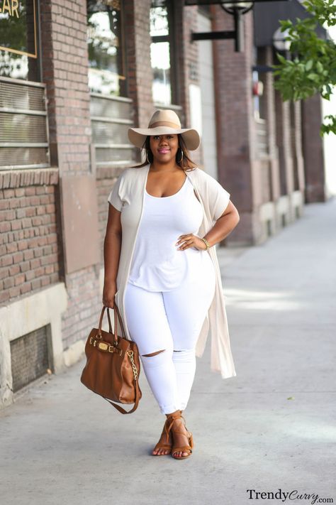 An all white look is the epitome of sleek. It just has a way of always looking sophisticated and… University Outfit Ideas, Outfit Ideas Plus Size, Outfit Ideas Baggy, Black Jeans Outfit Ideas, Fall Fashion Skirts, University Outfit, Jeans Outfit Ideas, Look Plus Size, Plus Size Fashions