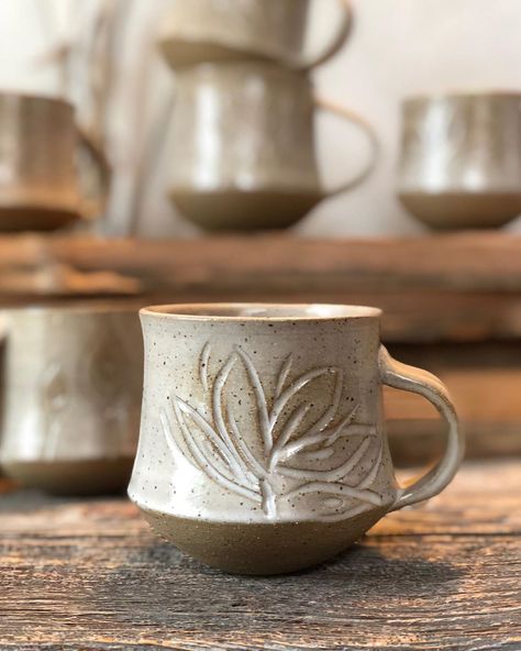 Pottery Carving Ideas Simple, Ceramics Carving Ideas, Ceramic Carving Ideas, Ceramic Carving Designs, Carved Mugs, Carving Pottery, Carved Mug, Pottery Carving, Coffee Mug Pottery