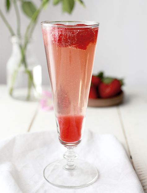 Strawberry Mock Champagne Mock Champagne, Strawberry Champagne Cocktail, Mock Strawberry, Wedding Cocktails Recipes, Cocktail Ideas, Foto Wedding, Strawberry Champagne, Shakes Drinks, Signature Cocktails