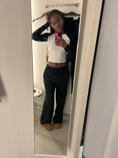 College Baddie Aesthetic, First Day College Outfit Ideas Baddie, School Fits Aesthetic, Tomboyish Outfits, Cute Lazy Outfits, Pretty Girl Outfits, Streetwear Fashion Women, Simple Trendy Outfits, College Outfits