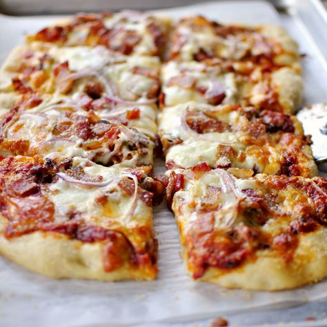 Fennel, Bacon and Roasted Garlic Pizza - LUDA Foods recipe Roasted Garlic Pizza, Garlic Pizza, Greek Chicken, Pizza Pizza, Chicken Pizza, Chicken Alfredo, Garlic Paste, Crushed Tomatoes, Alfredo Sauce