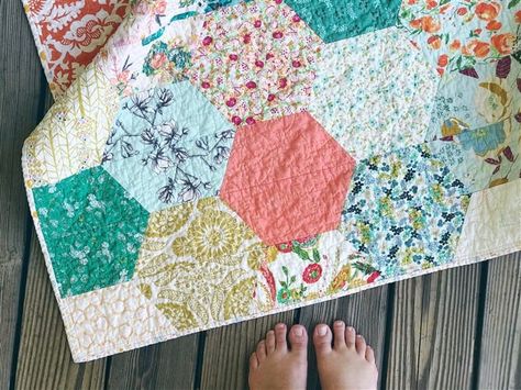 Octagon Quilt, Scraps Quilt, Beginner Quilts, Hexie Quilts Patterns, Quilt Tools, Hexagon Quilt Pattern, Girl Quilts Patterns, Charm Quilts, Quilting Tutorial