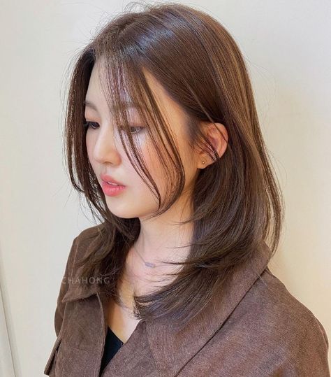 Round Face Haircuts Medium, Face Asian, Bangs Round Face, Bob Hairstyles For Round Face, Curly Undercut, Korean Hair Color, Brown Hair Looks, Bangs For Round Face, Round Face Haircuts