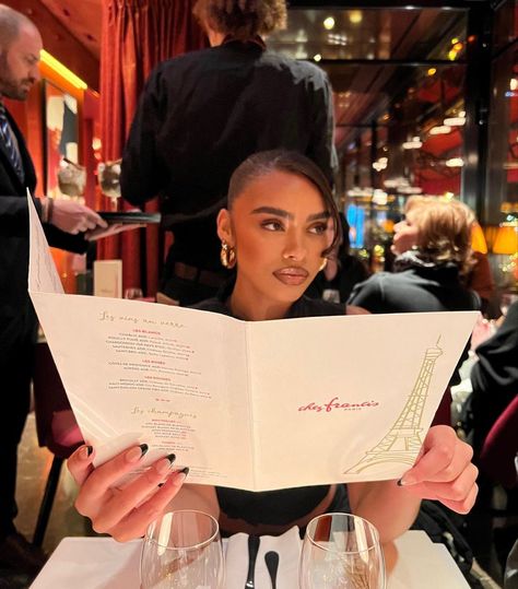 restaurant dinner paris Instagram Influencer Photo Ideas, Restaurant Table Poses, Birthday Poses At Restaurant, Night Garden Photoshoot, Pose Ideas Restaurant, Fancy Restaurant Photoshoot, Dinner Table Pictures Instagram, Paris Dinner Restaurant, Aesthetic Dinner Pictures