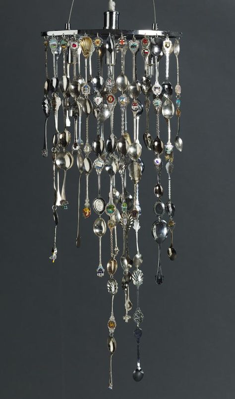 May have to try making a version of this as a windchime for my patio Spoon Chandelier, Spoon Light, Windchimes Diy, Silverware Crafts, Spoon Crafts, Spoon Art, Antique Spoons, Spoon Collection, Retro Renovation