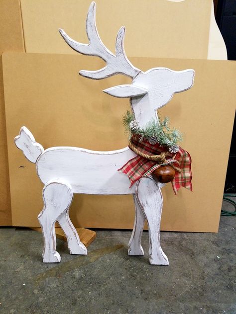 Diy Christmas Deer Outdoor, Wood Deer, Wood Deer Diy, Wood Deer Christmas, Wooden Deer, Reindeer Made From Wood, Wood Raindeer Crafts, Wooden Deer Christmas, Wooden Deer Christmas Diy Wood