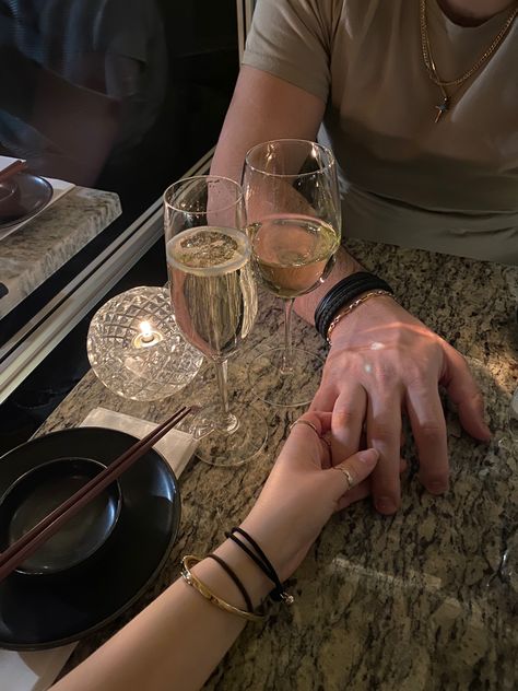 Couple Photo Restaurant, Lunch Date Photos, Restaurant Couple Aesthetic, Couple In Restaurant Aesthetic, Restaurant With Boyfriend, Couple Restaurant Date, Restaurant Couple Photos, Restaurant Date Aesthetic, Couple At Restaurant