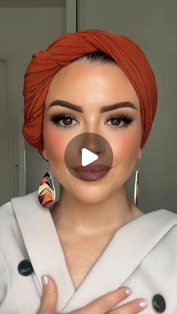 MAKE UP BY CALI 🍉 on Instagram: "Autumn vibes 🍂🍁 

tutorial turban for this Autumn 🤎

#makeup #makeupartist #mua #tutorial #turbanista #turbanstyle #autumnvibes #fall #autumncolors #reels #instagood #instagram #instareels #reelsinstagram #fallreels #ootd" Mua Tutorial, Tutorial Turban, Turbans For Women, Autumn Makeup, Turban Tutorial, Hair Scarf Styles, Instagram Autumn, Advanced Style, Turban Headwrap