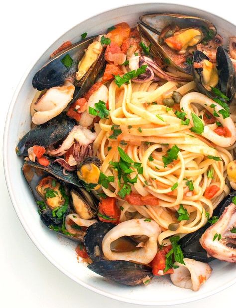 Pasta With Mussels, Italian Seafood Pasta, Calamari Recipe, Italian Seaside, Italian Seafood, Calamari Recipes, Marinara Recipe, Spiralized Zucchini, Pasta Italiana