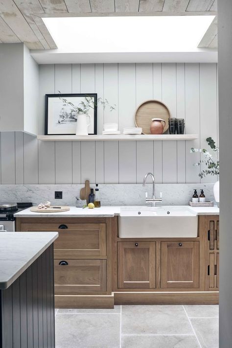 Panelling of varying widths creates a relaxed and rustic aesthetic in this London kitchen. Contemporary Wooden Kitchen, Dinner Design, Cabinet Trends, Kitchen Cabinet Trends, Wooden Kitchen Cabinets, Refacing Kitchen Cabinets, Amber Lewis, Winner Winner, Oak Kitchen