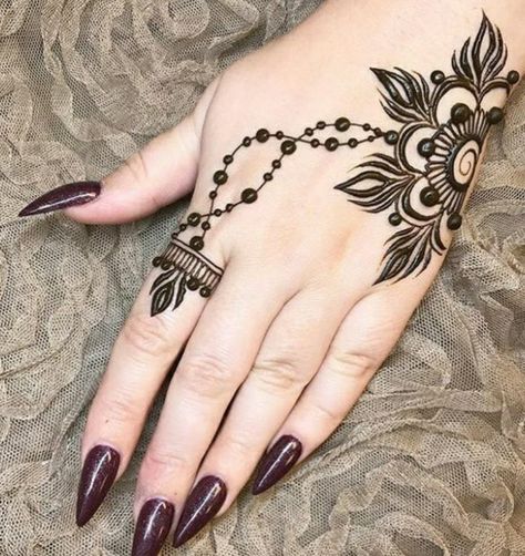 henna tatuaje, diseño simple de flor sobre la mano de mujer Indian Henna, Henna Tattoo Kit, Henna Tattoo Hand, Best Tattoos For Women, Henna Tattoo Designs Simple, Hand Tattoos For Women, Mehndi Art Designs, Back Hand Mehndi Designs, New Mehndi Designs