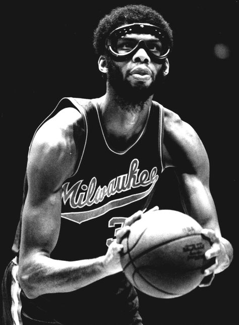 Abdul-Jabbar at the free throw line in 1974 Kareem Abdul-jabbar, Abdul Jabbar, Kareem Abdul, Kareem Abdul Jabbar, Nba Legends, Nba Stars, Sports Hero, Basketball Legends, Larry Bird