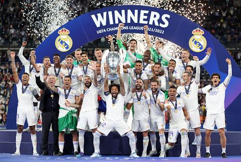 Los jugadores del Real Madrid celebran su 14º título de Campeones de Europa. REAL MADRID C. F. 1 LIVERPOOL F. C. 0 Sábado 28/05/2022, 21:00 horas. Liga de Campeones de la UEFA, final. Saint-Denis, París, Francia, Stade de France: 78.000 espectadores. GOLES: 1-0: 59’, Vinicius jr. Francisco Gento, Real Madrid Win, Real Madrid Champions League, Champions League Trophy, Real Madrid Team, Thibaut Courtois, Real Madrid Wallpapers, Madrid Wallpaper, مانشستر سيتي