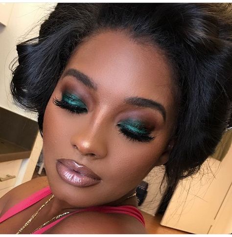 Green Smokey eye Green Smoky Eyes Makeup, Green Smoky Eyes, Dark Green Smokey Eye Makeup, Dark Green Smokey Eye, Make Up Vert, Green Eye Shadow Looks For Black Women, Green Smokey Eye Makeup Black Women, Green Eye Looks Black Women, Dark Green Makeup Looks Black Women