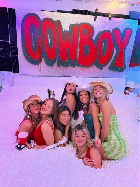 Friends, frat party, girls, college girls, college frat party, cowboy christmas, inspo Sko Buffs, College Frat Party, Frat Party, Theme Nights, Frat Parties, College Party, College Parties, Cowboy Christmas, Christmas Inspo