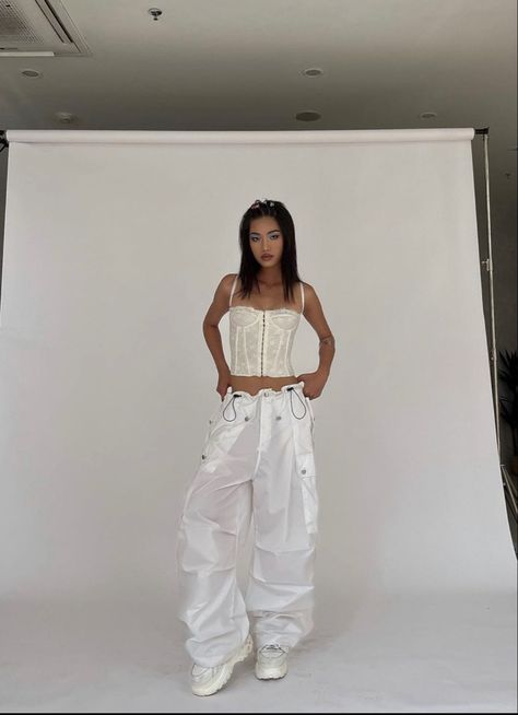 White Street Wear Outfit, Edgy White Outfit, Carti Concert, Business Casual Classy, Monster High Ocs, New Style Outfits, Outfits Coachella, White Outfits For Women, Studio F