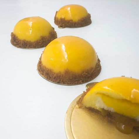 mango mirror glaze – Whatever it bakes Mango Mirror Glaze, Mango Glaze Recipe, Nice Biscuits, Mango Mousse Cake, Crunchy Caramel, Mousse Cheesecake, Caramel Biscuits, Recipe Mango, Mango Jam