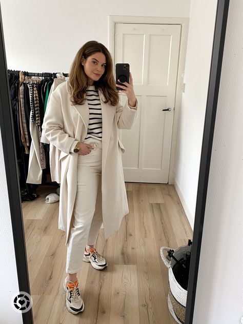 Summer outfit, outfit inspiration, spring inspiration, streetstyle Inso, summer fashion trends, spring trends, spring fashion, trends 2022, dresses outfit, spring/summer 2022, neutral tones outfit, cream outfit, beige outfit, striped sweater outfit, sneaker outfit, mom jeans outfit inspiration, hmxme Cream Jeans Outfit Spring, Creme Jeans Outfit, Beige Mom Jeans Outfit, Cream Mom Jeans Outfit, Cream Jeans Outfit Street Style, Cream Sneakers Outfit, Beige Mom Jeans, Neutral Tones Outfit, Cream Mom Jeans