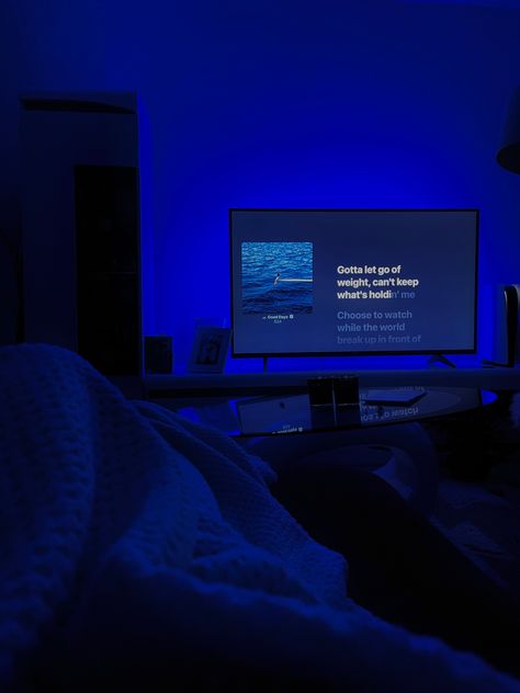 Bed Pics, Mood Lighting Living Room, Dark Room Aesthetic, Chill Room Ideas, Vibey Room Aesthetic, Vibey Room, Story Fake, Led Bleu, Chill Room