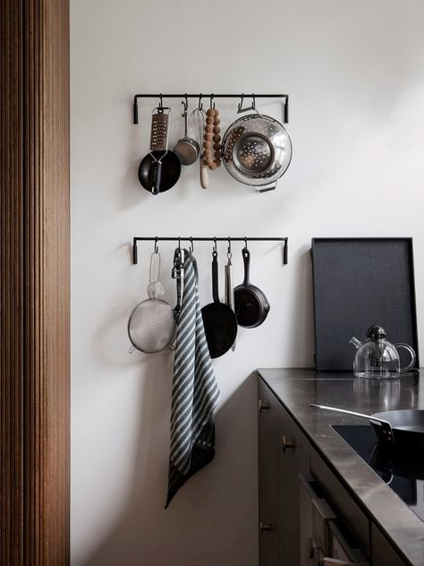 Kitchen Rod - Black Brass 2 Black And Brass Kitchen, Cloudy Urine, Home Styling Ideas, Brass Kitchen, Kitchen Utilities, Beautiful Storage, Burke Decor, Open Shelves, Ferm Living