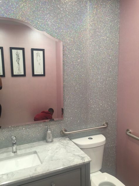 Bathroom glitter wall Glitter Accent Wall, Glitter Bathroom, Bling Bathroom, Glitter Bedroom, Gold Accent Wall, Glittery Nails, Glitter Wall, Glitter Decor, Accent Wall Bedroom