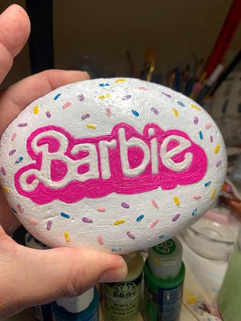 Barbie Painting, Mandala Painted Rocks, Diy Rock Art, Stone Art Painting, Seashell Painting, Painted Rocks Kids, Painted Rocks Craft, Painted Rocks Diy, Rock Painting Ideas Easy