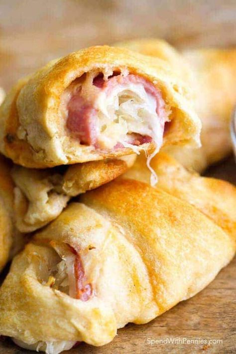 Reuben Roll Ups! All of the deliciousness of a reuben sandwich in an easy to make roll up! Perfect for snacks, appetizers or lunch! #spendwithpennies #crescentrolls Appetizer Pinwheels, Kabob Ideas, Crescent Rings, Cheese Stromboli, Sandwiches Grilled, Fruit Kabob, Awesome Appetizers, Roll Ups Recipes, Snacks Appetizers