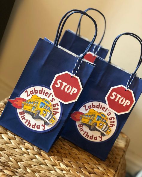 Lily and Lyla designs on Instagram: “Magic school bus favor bags 🛑 🚦😂 with matching stop sign thank you tags 😍 #magicschoolbusfavorbags #thankyoutags…” Magic School Bus Party, School Bus Birthday, School Bus Party, Bus Party, Bus Driver Appreciation, Fun Party Themes, Magic School Bus, Wheels On The Bus, Party Rock