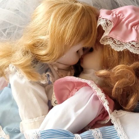 Porcelain Doll Aesthetic, Nicole Dollanganger Aesthetic, Aesthetic Angelcore, Doll Aesthetic, Haunted Dolls, Character Aesthetics, Living Dolls, Aesthetic Pastel, Old Dolls