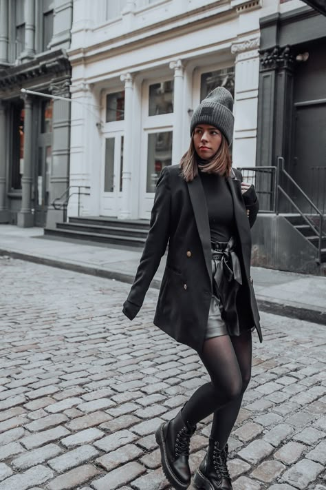 Leder Shorts Outfit, Leather Shorts Outfit, Chique Outfit, Black Leather Shorts, Looks Black, Nyc Fashion, Mode Inspo, Leather Shorts, Fall Fashion Outfits