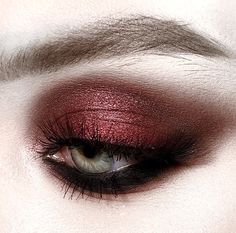 Red And Black Quince Makeup Looks, Emo Red Makeup, Dark Red Eyeshadow Aesthetic, Vampire Eyeshadow Looks, Red And Black Grunge Makeup, Red Black Smokey Eye Makeup, Red Eyeshadow Grunge, Red And Black Smokey Eye Makeup, Aesthetic Vampire Makeup