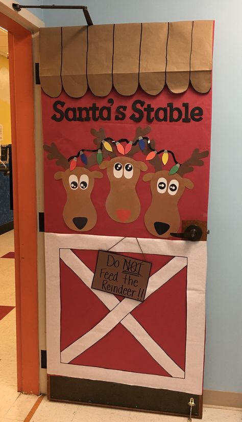 Christmas Cubicle Decorations, Christmas Hallway, Diy Christmas Door Decorations, Door Decorations Classroom Christmas, Holiday Door Decorations, Classroom Christmas Decorations, Diy Christmas Door, Christmas Door Decorating Contest, Christmas Classroom Door