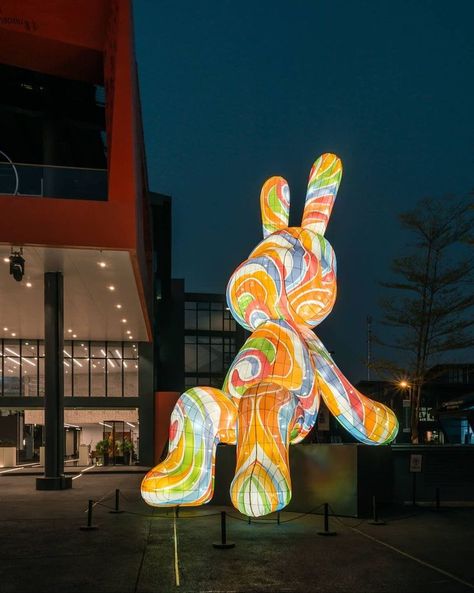 WOW! 😮 The 9-meter giant #rabbit painted earthlike at the #Gongmeigang International Digital Innovation Center has changed into a rainbow-like dress! 🌈🐰 Wanna snap a picture with it? #VisitGuangzhou 📷IG/azhi_px Activation Ideas, Giant Rabbit, Giant Bunny, Innovation Center, Digital Innovation, Innovation Centre, Giant Inflatable, Bear Figurine, Display Design