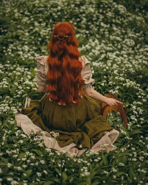 Red Hair Green Dress, Redhead Witch, Charlotte Core, Rowena Macleod, Vintage Redhead, Medieval Girl, Irish Beauty, Natural Red Hair, Flower Braids