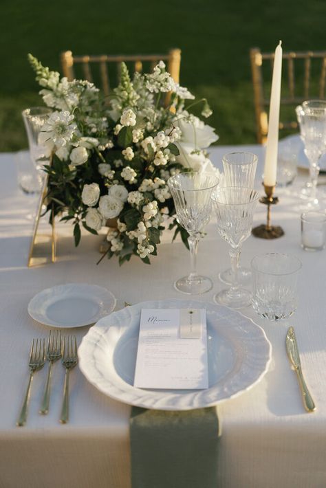 Extremely Chic Wedding at Tenuta di Artimino - Italian Wedding Designer Italian Seating Chart Wedding, Italian Vintage Wedding, Rustic Italian Wedding Decor, Mediterranean Wedding Decor, Italian Wedding Flowers, Italian Summer Wedding, Italian Countryside Wedding, Italian Wedding Aesthetic, Italian Style Wedding