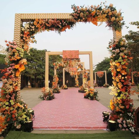 Haldi Passage Decor, Passage Decor Wedding, Wedding Entrance Arch Decor, Reception Entry Decor, Wedding Entrance Decoration Indian, Haldi Entrance Decor, Indian Wedding Entrance Decor, Wedding Entrance Arch, Round Mandap