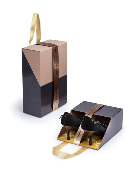 Construction & design of packaging for shoes and secondary uses for wine waiter. Shoes Box Design Ideas, Footwear Packaging, Shoes Packaging, Shoe Packaging, Packing Box Design, Shoe Box Design, Box Design Ideas, Gift Packaging Design, Design Ideas Drawing