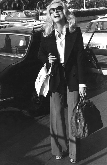 Traveling in style. Style Icons Outfits, Style Icons Women, Style Icons Inspiration, Bridget Bardot, Style Inspiration Classic, Evening Dress Long, David Bailey, Anna Karina, Charlotte Rampling