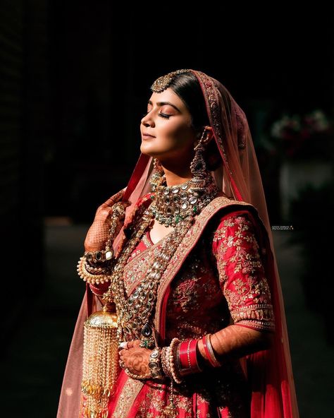 Bridel Pose Single, Single Pose For Bride, Bridal Wedding Photoshoot, Bride Candid Poses, Bride Single Photoshoot, Indian Wedding Bride Poses, Bridal Single Poses, Parlour Shoot Bride, Bridal Solo Poses